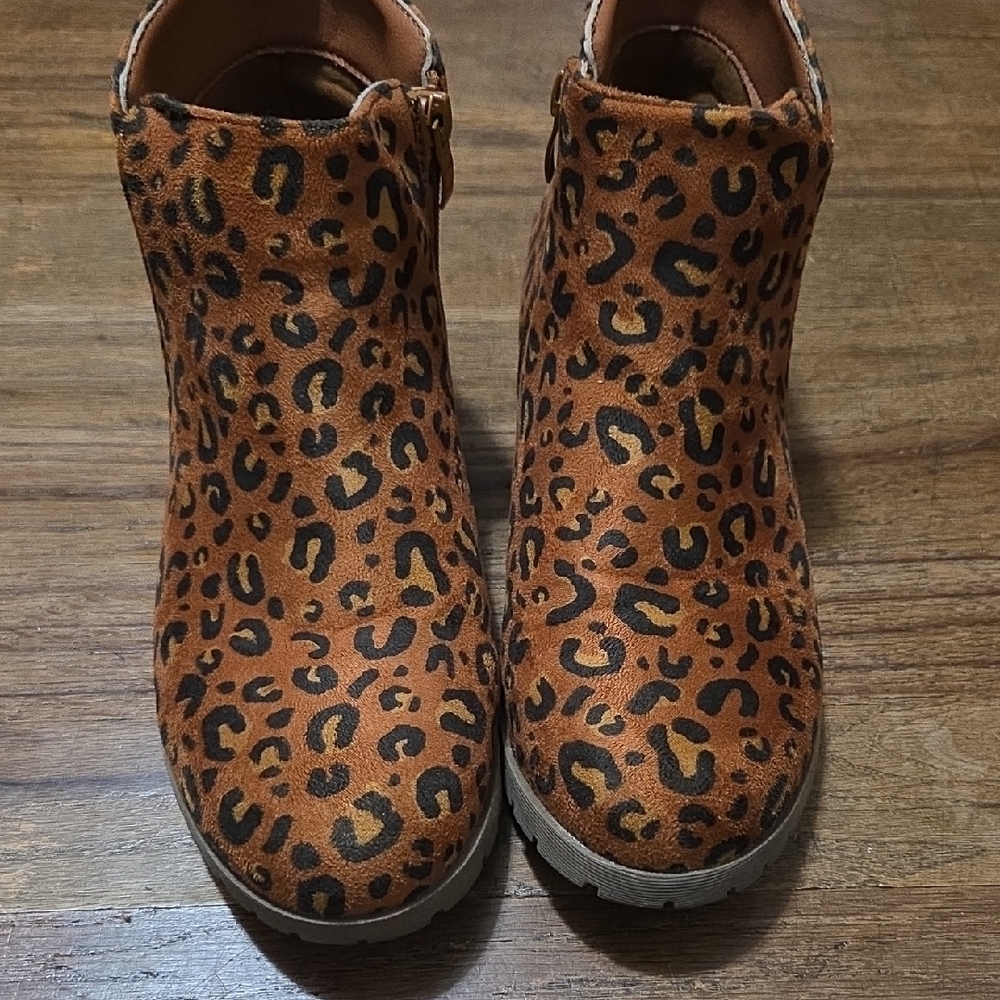 🔴2/$15 Fabkids Leopard Print Faux Suede Boots